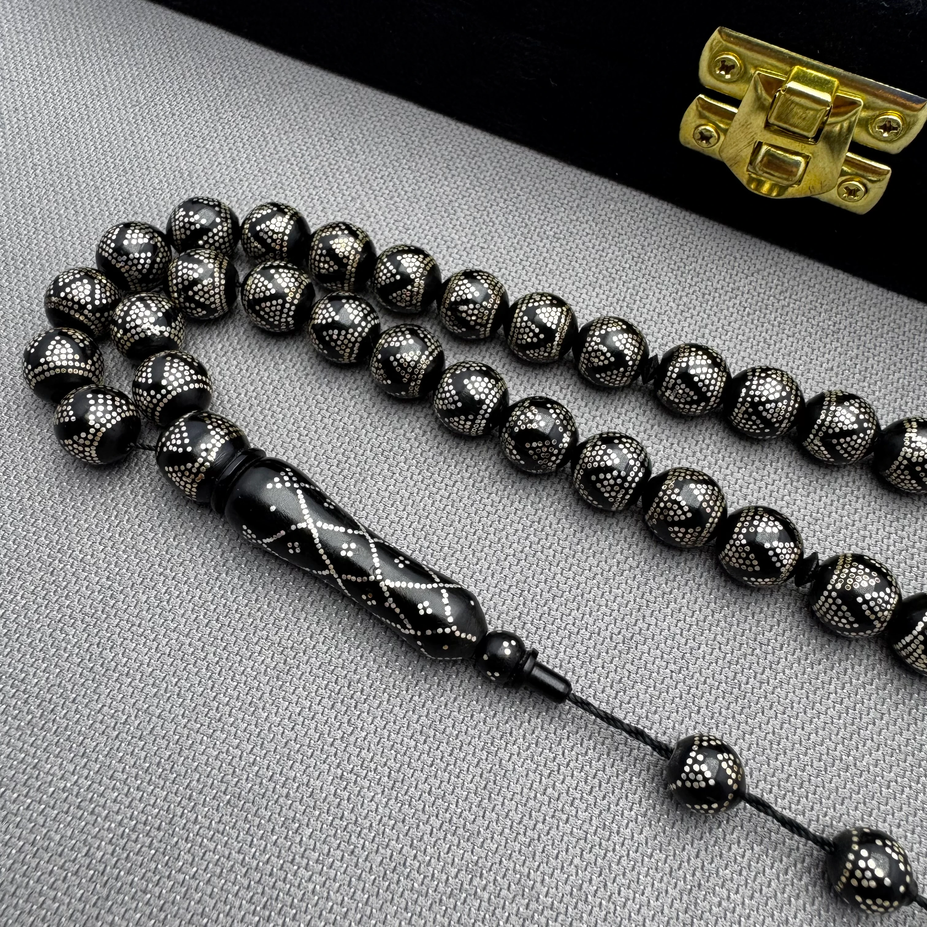 Usta İşçilikli Özel Tasarım Kuka Cevizi Üzerine Gümüş Çakım Tespih